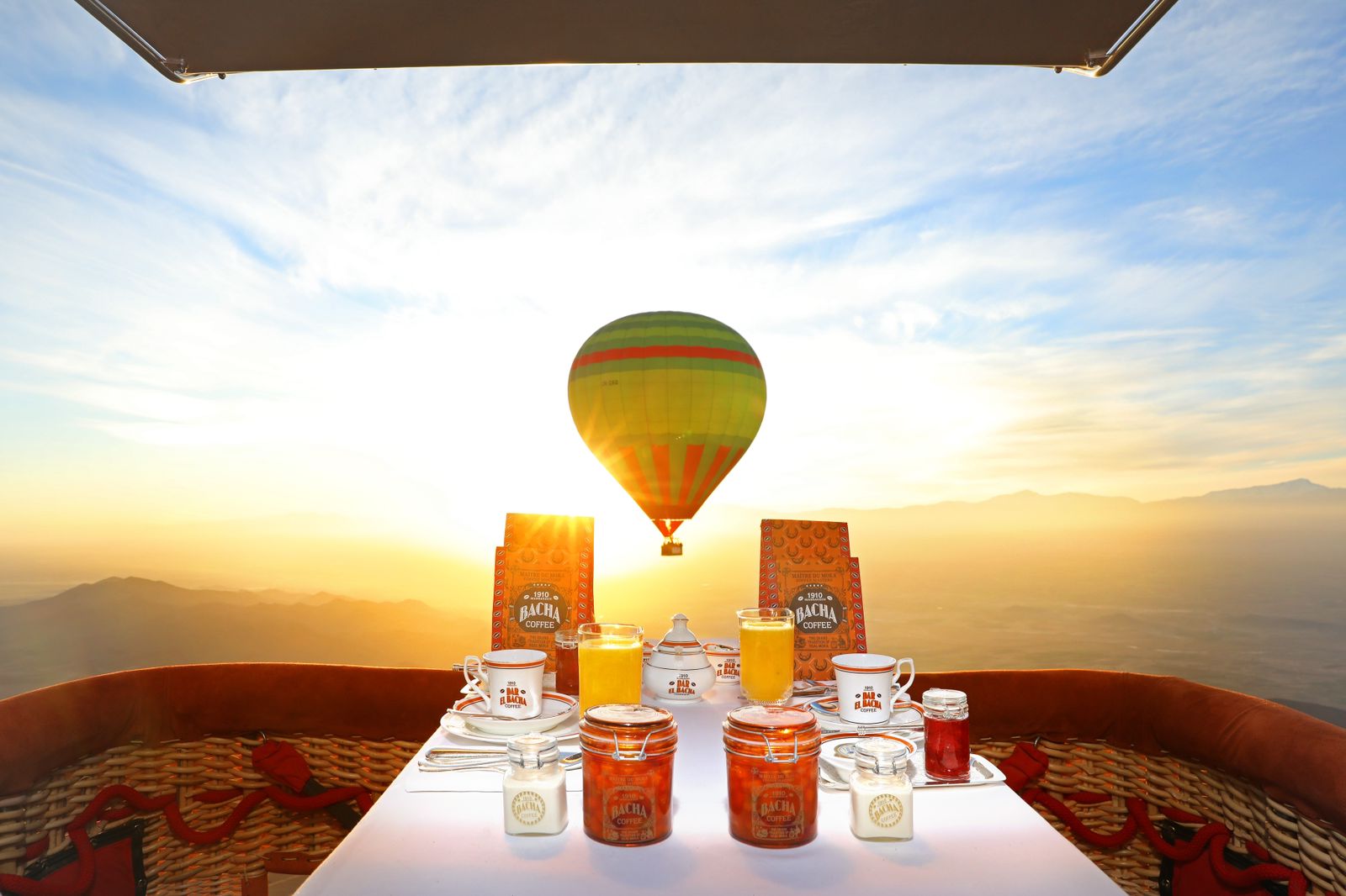 La table du petit-déjeuner Bacha Coffee à bord du vol Royal, au lever du soleil
