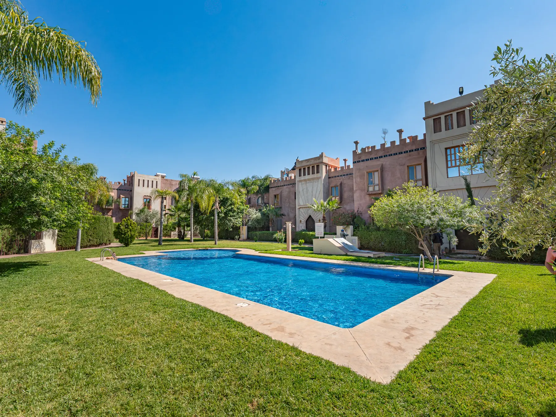 Piscine paysagée partagée de la résidence entourée de jardins