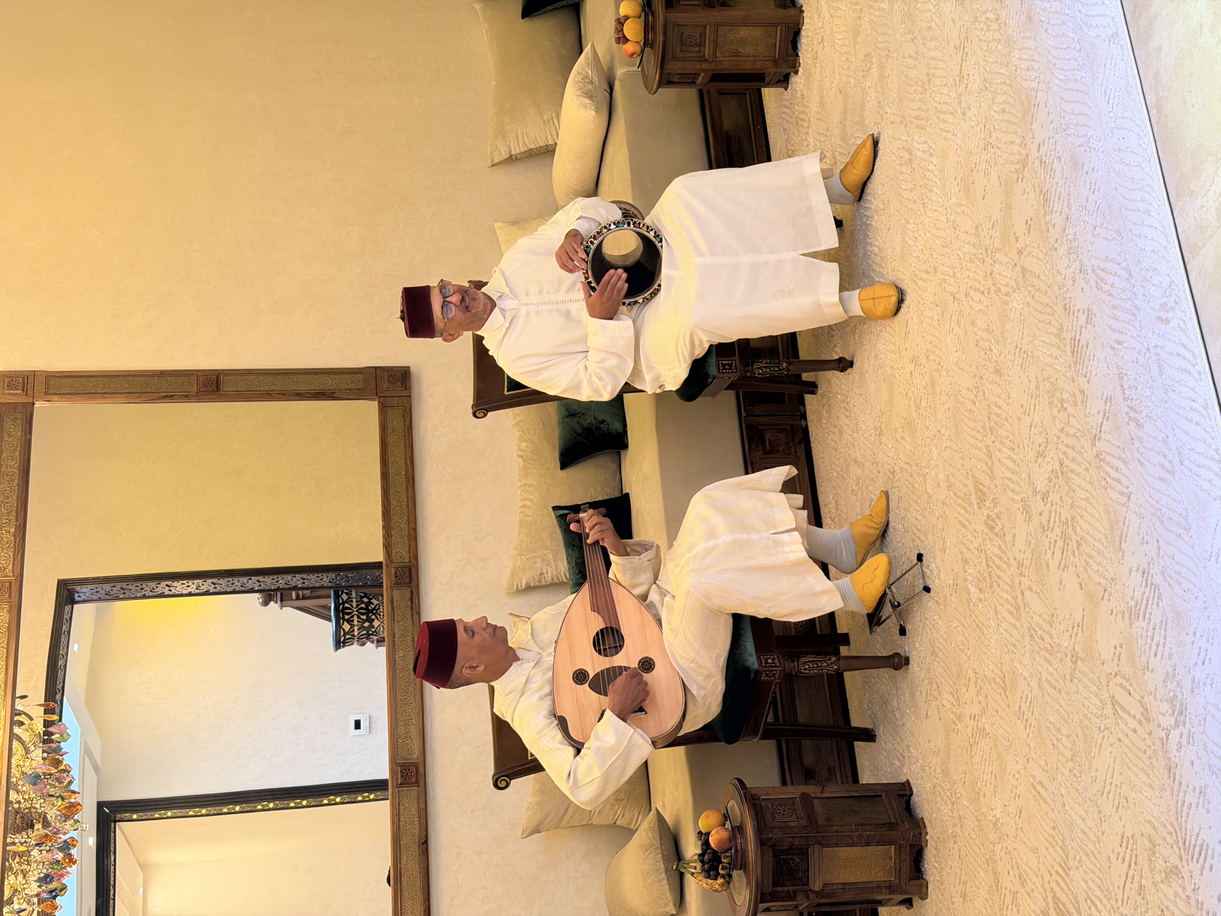 Deux musiciens dans le salon de Villa Assi Prestige