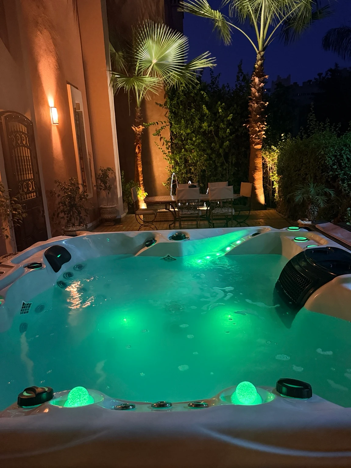 Spa Lea · Le jacuzzi ouvert sur la cour illuminée