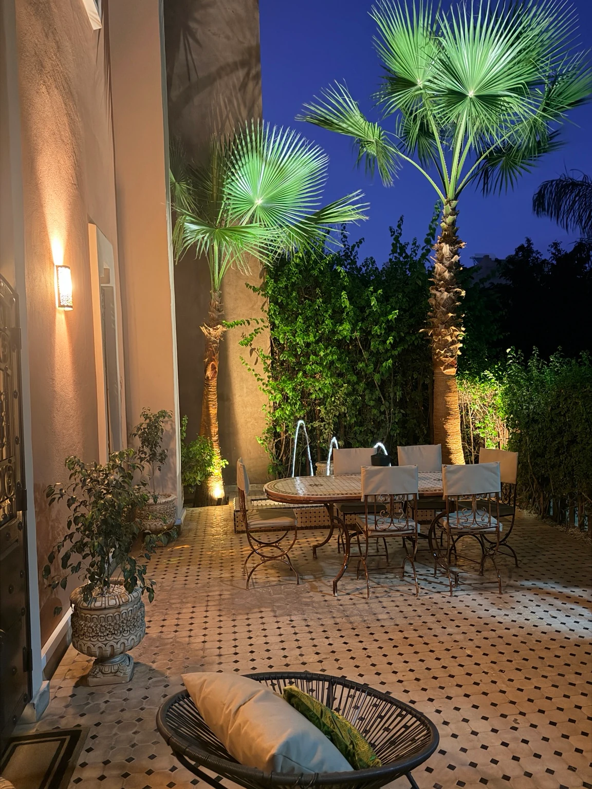 Spa Lea · La table et les palmiers à l’heure bleue
